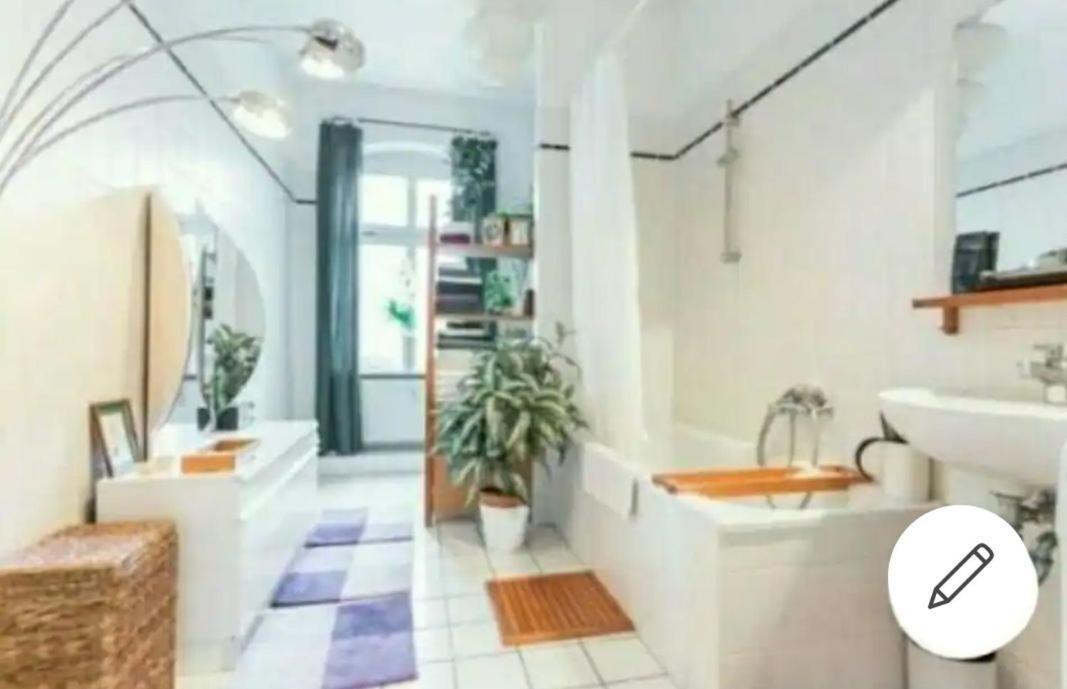 Private Bedroom Near Alexanderplatz In Sharing Homestay *